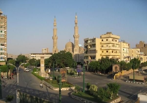 ميدان بالاس بمدينة المنيا، وتظهر مئذنتا مسجد ومبانٍ محيطة